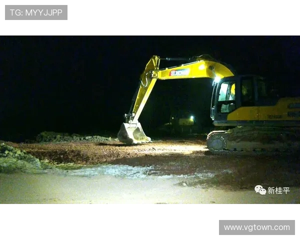 挖掘机夜间施工红绿信号灯